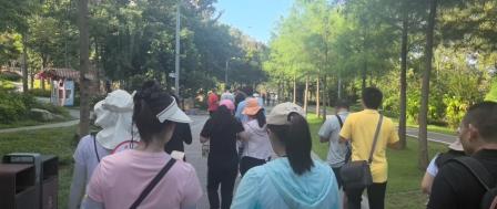 清风健步强体魄，聚力同行促发展 ——罗芳小学工会成功开展2026年教职工户外登山团建活动