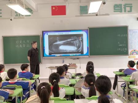 珍爱生命拒毒品 阳光向善伴成长 ——湖贝小学开展升旗仪式德育课程展示活动