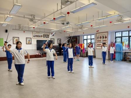 校际联动搭桥梁，小初贯通助成长——翠竹水贝学校学生代表走进东湖中学开展“小初贯通”活动