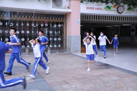 筑牢安全防线，守护平安校园——翠竹水贝学校开展地震应急疏散演练活动
