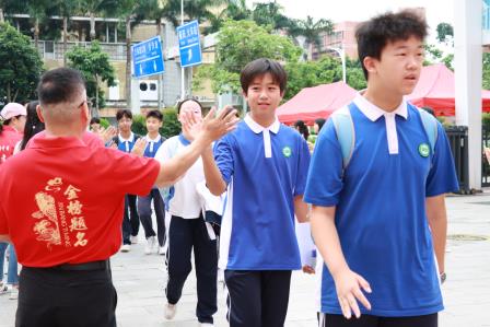 八方守望筑暖盾，少年执笔赴星河——翠园文锦中学2026深圳中考首日暖心护考纪实