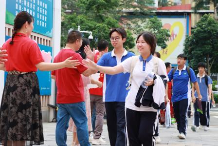 八方守望筑暖盾，少年执笔赴星河——翠园文锦中学2026深圳中考首日暖心护考纪实