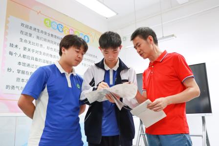 八方守望筑暖盾，少年执笔赴星河——翠园文锦中学2026深圳中考首日暖心护考纪实