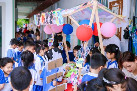童市践善行，智评促成长——深圳市洪湖小学开展首届 “爱心童市・红领巾跳蚤市场” 义卖活动