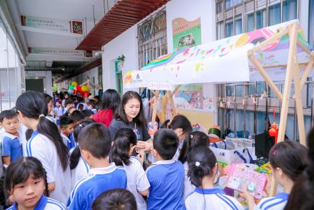 童市践善行，智评促成长——深圳市洪湖小学开展首届 “爱心童市・红领巾跳蚤市场” 义卖活动