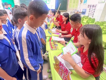 趣考启童心・乐评促成长 —  新华外国语学校开展2026春一二年级期末游园乐考活动