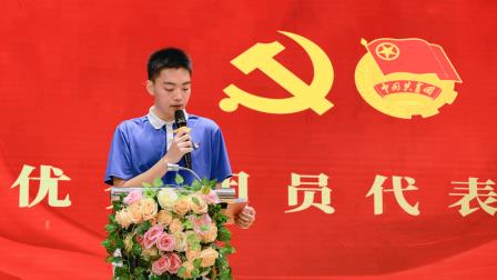 高举团旗跟党走 挺膺担当向未来｜华美外国语学校高中部新团员入团仪式圆满举行