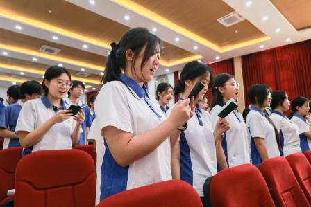 高举团旗跟党走 挺膺担当向未来｜华美外国语学校高中部新团员入团仪式圆满举行