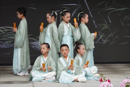 品千年经典 育少年德行——布心小学举行国学经典诵读主题升旗仪式