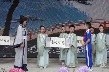 品千年经典 育少年德行——布心小学举行国学经典诵读主题升旗仪式