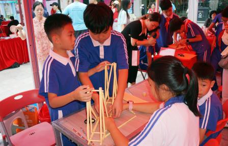 南湖小学斩获第三届“深港家邻聚力”“桥”夺天工 ——深港小学生环保友谊赛冠军