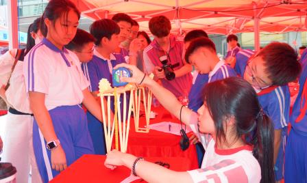 南湖小学斩获第三届“深港家邻聚力”“桥”夺天工 ——深港小学生环保友谊赛冠军