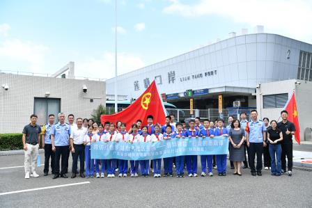 普特融合“行走的思政课”——探秘莲塘口岸一线，童心致敬最美边检守护者