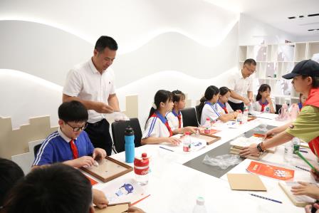 普特融合“行走的思政课”——探秘莲塘口岸一线，童心致敬最美边检守护者