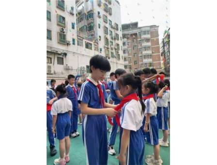 红领巾心向党，薪火代代传——清秀小学隆重举行新队员入队仪式