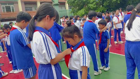 高举队旗跟党走 争做新时代好少年 ——新华外国语学校举行2026年新队员入队仪式