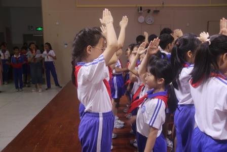 喜迎红领巾 争做好队员——深圳市人民小学开展一年级首批新队员入队仪式