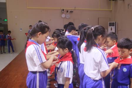 喜迎红领巾 争做好队员——深圳市人民小学开展一年级首批新队员入队仪式