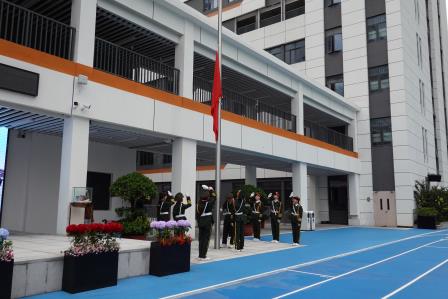 不做小孤岛 争做向阳花——布心小学开展反学生欺凌主题升旗仪式