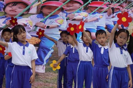 不做小孤岛 争做向阳花——布心小学开展反学生欺凌主题升旗仪式