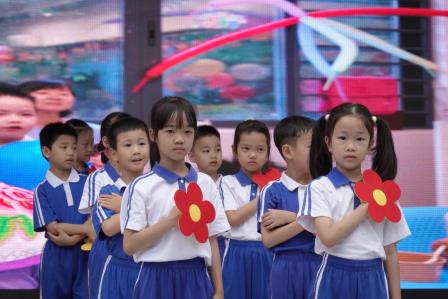 不做小孤岛 争做向阳花——布心小学开展反学生欺凌主题升旗仪式