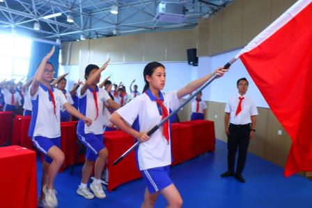高举队旗跟党走 做新时代好少年——龙创实验学校举行2026年首批新队员入队仪式