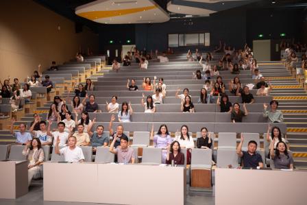 向下扎根向上拔节 凝心聚力共启新程 ——翠竹外国语实验学校2025-2026学年度教职工大会顺利召开