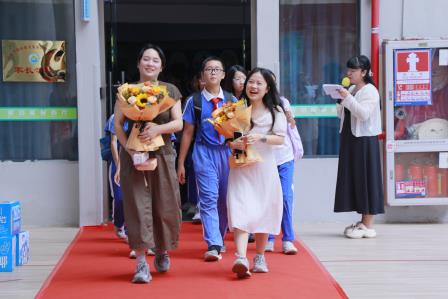 此程少年，前路星光——深圳市仙桐实验小学圆满举办期末散学典礼暨 2026 届六年级毕业典礼