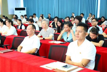 厚植底蕴修内功 聚力笃行攀新高 ——龙创实验学校召开2025-2026学年第二学期期末教职工大会