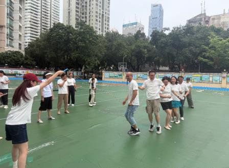 北斗小学举行教职工跳长绳比赛