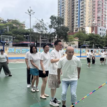 北斗小学举行教职工跳长绳比赛