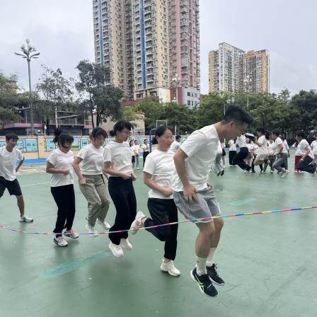 北斗小学举行教职工跳长绳比赛