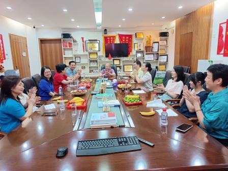 盛夏茶叙话深情 薪火相传筑师魂 ——滨河小学举行退休教师座谈会