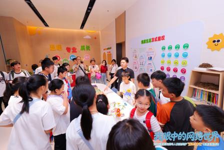 深港少年同台议事，齐做网络共护主理人 ——深圳市南湖小学师生携手香港师生亮相“深港少年说”实践活动