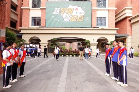 喜迎新生启新程 同心筑梦向未来—— 翠园东晓创新学校开展新生报到系列活动