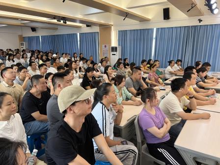 草木萌新启新程，向阳而立逐 ——2026-2027学年度一年级新生入学适应暨家长专题培训活动