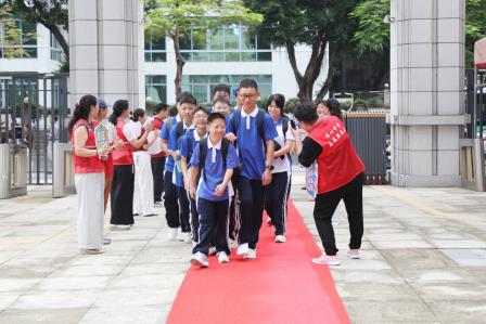 思政领航启新程 少年逐梦向未来 ——深北莫附属布心中学思政第一课暨新学期迎新活动