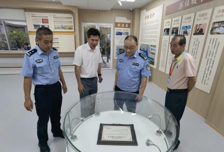 警校同心暖师心 携手护园育新人 ——东晓派出所走访慰问深圳市东昌小学全体教职工