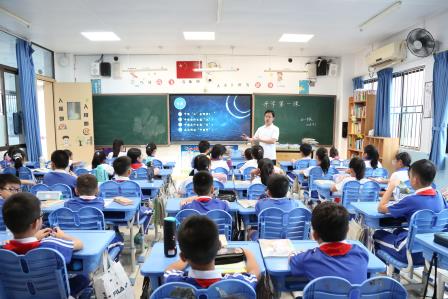 秋光启新程，法治伴成长——深圳市莲南教育集团安芳小学举行2026-2027学年第一学期开学典礼