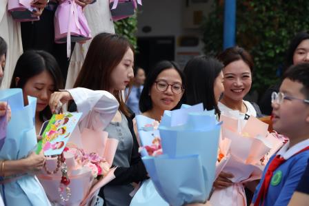 杏坛耕耘播幸福   桃李芬芳谢师恩 ——深圳市向西小学开展第42个教师节主题庆祝活动