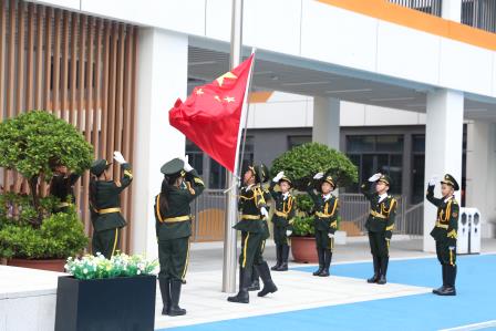 心中有榜样 争做好少年 ——布心小学开展七色花之“紫色花”主题升旗活动