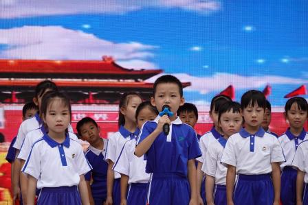 心中有榜样 争做好少年 ——布心小学开展七色花之“紫色花”主题升旗活动