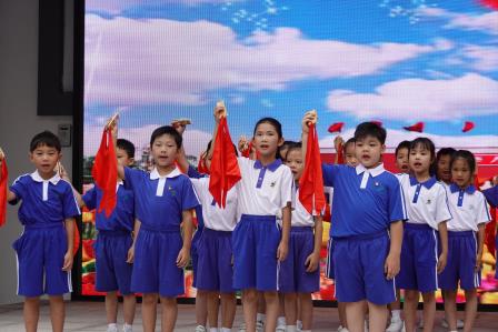 心中有榜样 争做好少年 ——布心小学开展七色花之“紫色花”主题升旗活动