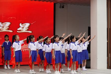 心中有榜样 争做好少年 ——布心小学开展七色花之“紫色花”主题升旗活动