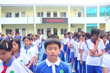 安全教育时刻不停 ——景园实验小学成功举行地震疏散演练