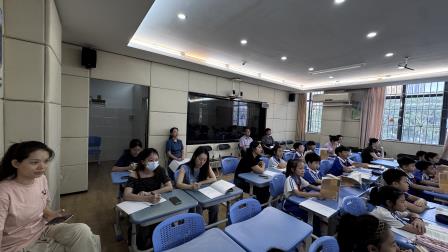课堂新质融数智  视导助力促发展 ——罗湖区教科院“百人听千课”视导活动走进向西小学