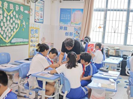 课堂新质融数智  视导助力促发展 ——罗湖区教科院“百人听千课”视导活动走进向西小学
