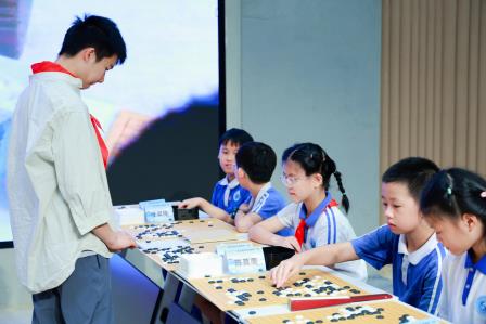 围棋国手辜梓豪彭立尧走进罗湖外语小学