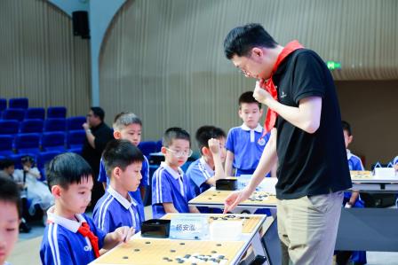 围棋国手辜梓豪彭立尧走进罗湖外语小学