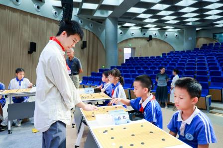围棋国手辜梓豪彭立尧走进罗湖外语小学